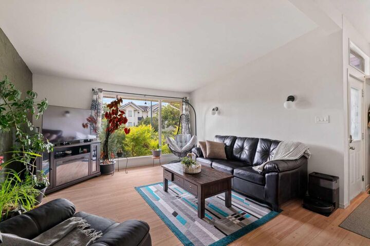 Property Photo: 726 68 Avenue SW AB T2V 0N2