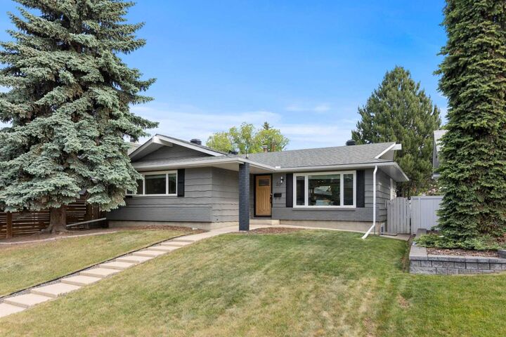 Property Photo:  20 Mapleburn Drive SE  AB T2J 1Y4 
