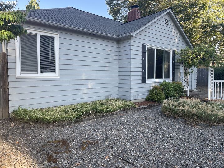 Property Photo:  766 W Union St  OR 97471 