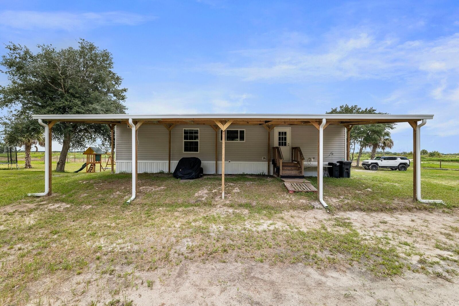 Property Photo: 22382 NW 286th Street FL 34972