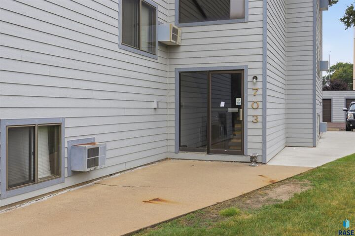 Property Photo: 703 S Dakota Ave SD 57104