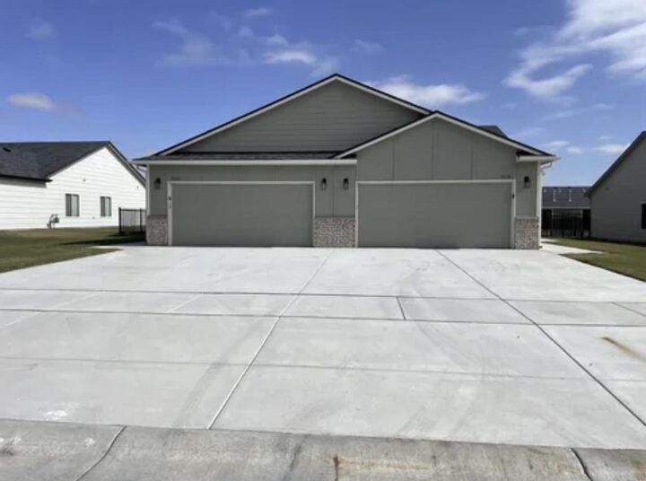 Property Photo:  5220 N Honeylocust Circle  KS 67226 