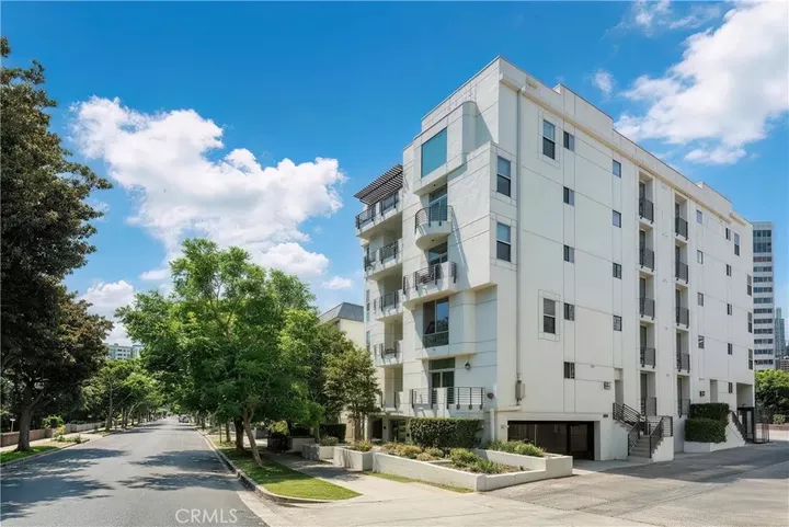 Property Photo:  10911 Wellworth 1A  CA 90024 