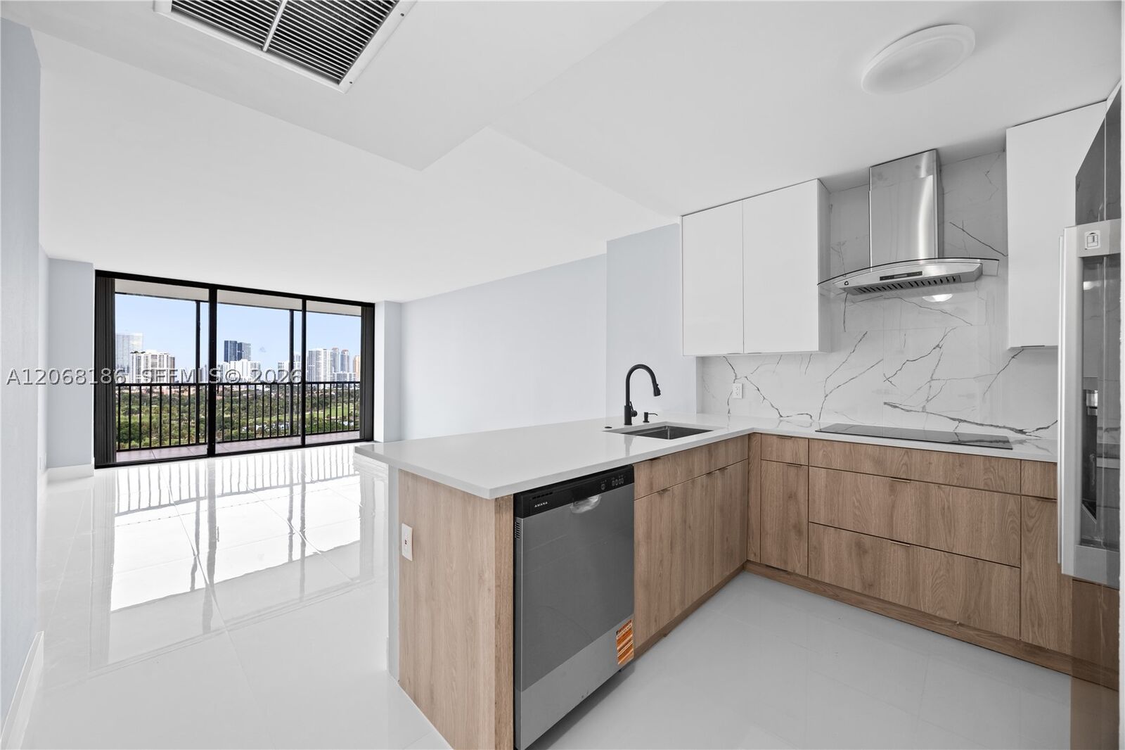Property Photo: 20335 W Country Club Dr 1905 FL 33180