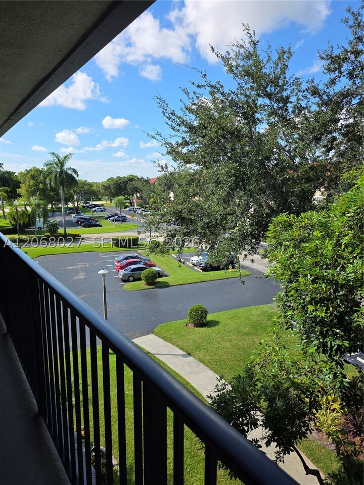 Property Photo: 1000 SW 128th Ter 414V FL 33027
