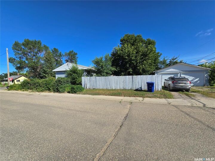 Property Photo:  618 3rd Street SE  SK S4H 2E1 