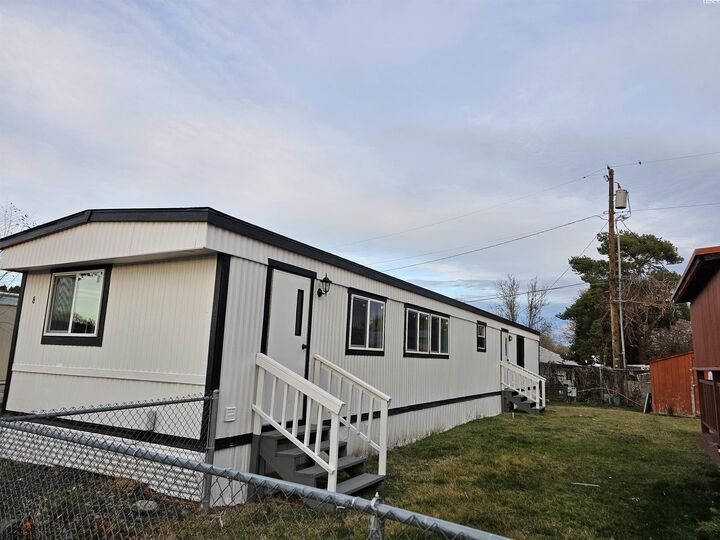 Property Photo:  1421 South Cedar Street #8  WA 99337 