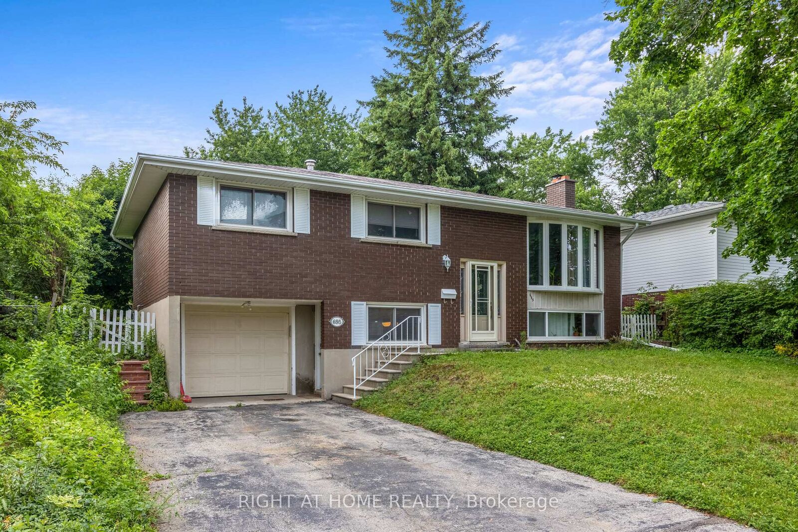 Property Photo:  695 Glen Forrest Boulevard Upper  ON N2L 4K7 