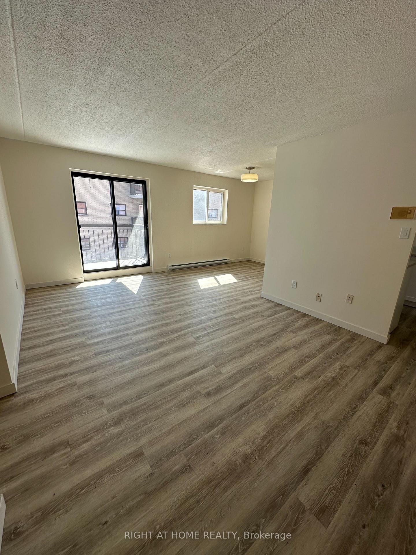 Property Photo:  555 Oxford Street 201  ON L1J 3V5 