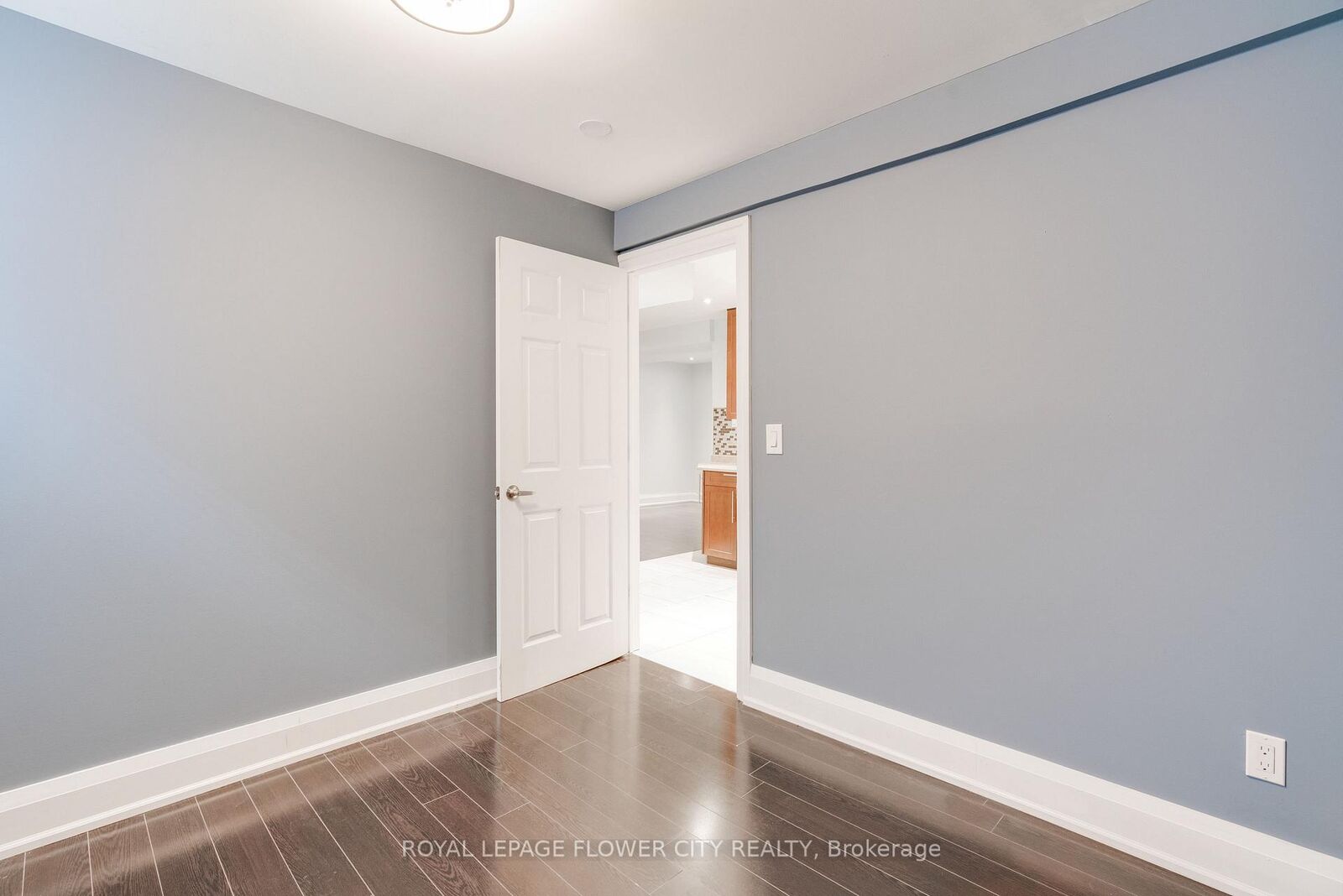 Property Photo:  5674 Whitehorn Avenue E  ON L5V 2A9 