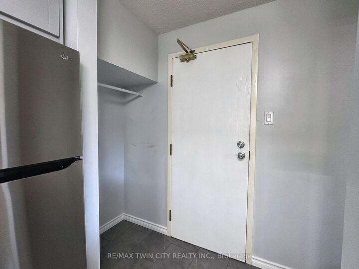 Photo de la propriété:  266 Overlea Drive 402  ON N2M 5N3 
