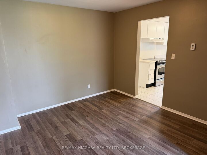 Property Photo:  21 Woodlawn Road 4  ON L3C 5Y7 