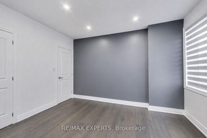2285 Major Mackenzie Drive W — photo 1