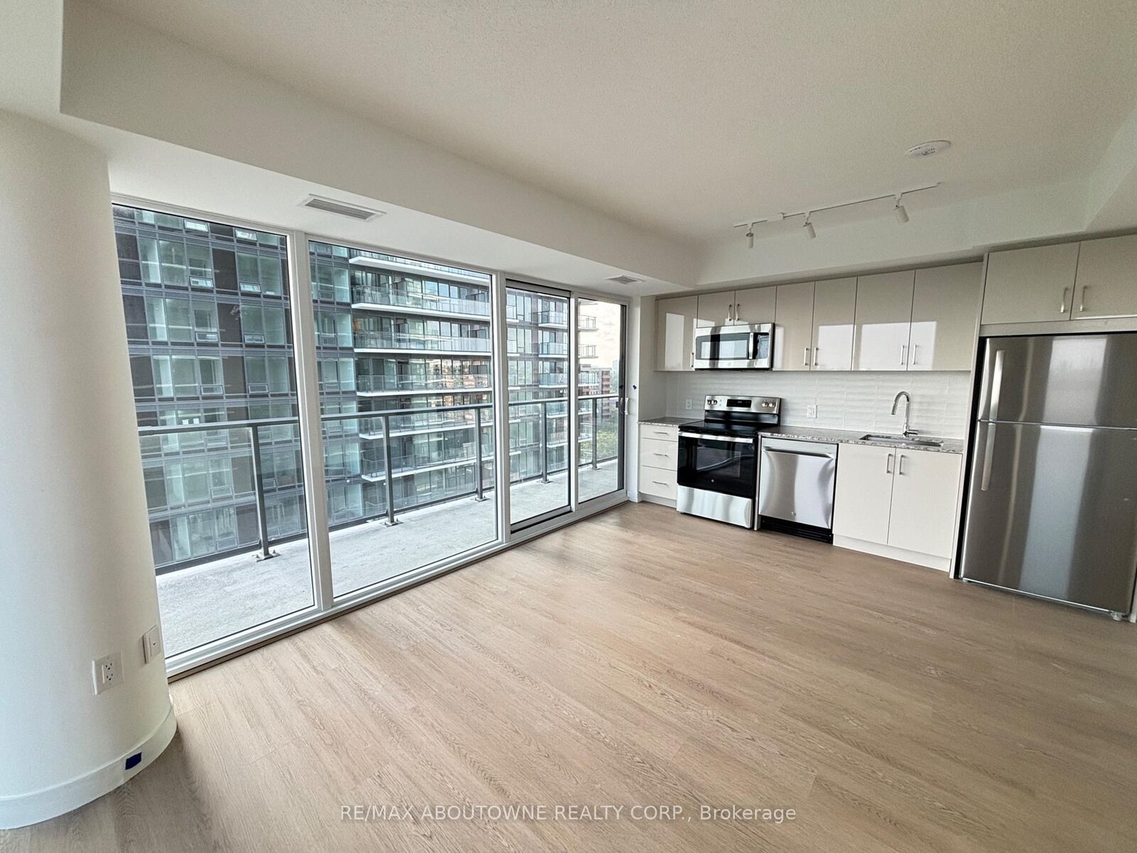 Property Photo:  4010 Eglinton Avenue W 1215  ON M9A 0G5 
