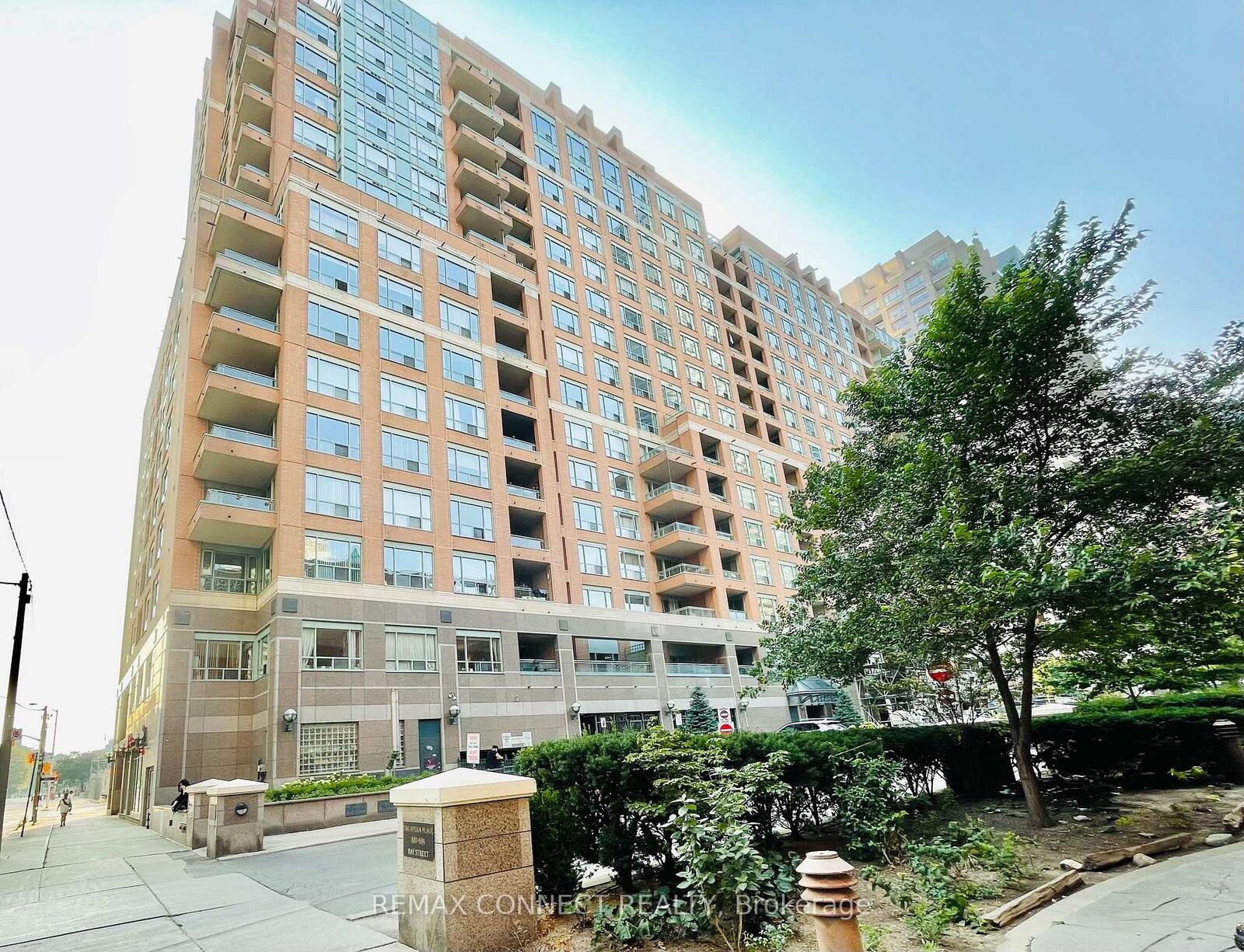 Property Photo:  889 Bay Street 304 (2nd Br)  ON M5S 3K5 