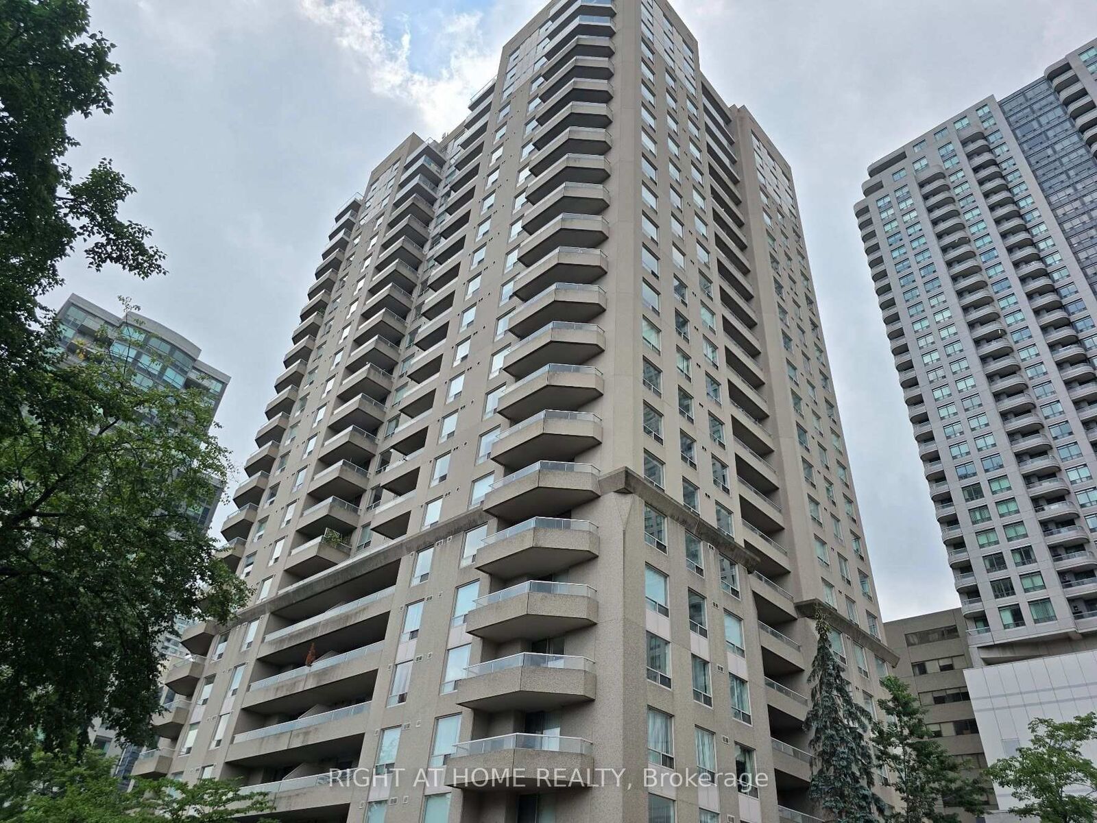 Property Photo:  18 Hillcrest Avenue 1705  ON M2N 6T5 