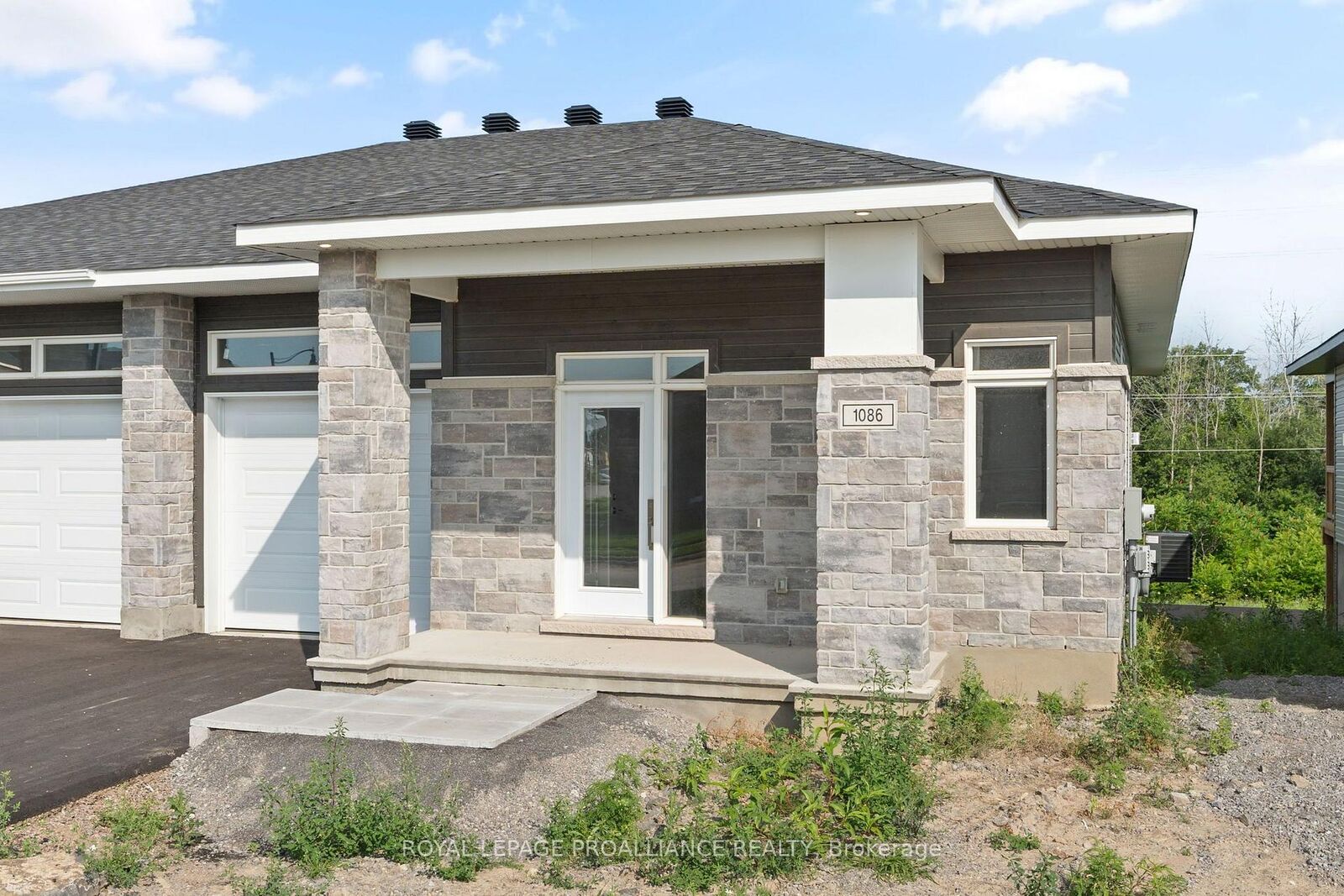 Property Photo:  1086 Moore Street  ON K6V 0H2 