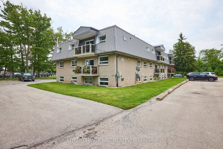 Property Photo:  90 Woodlawn Road 15  ON L3C 3J5 
