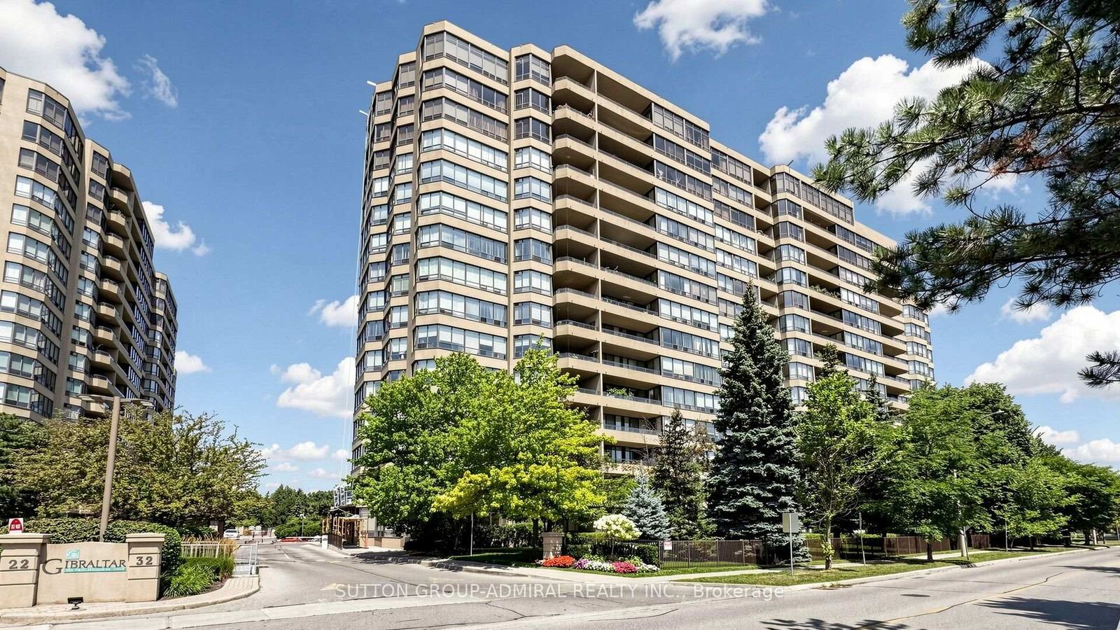 Property Photo:  32 Clarissa Drive 1516  ON L4C 9R7 