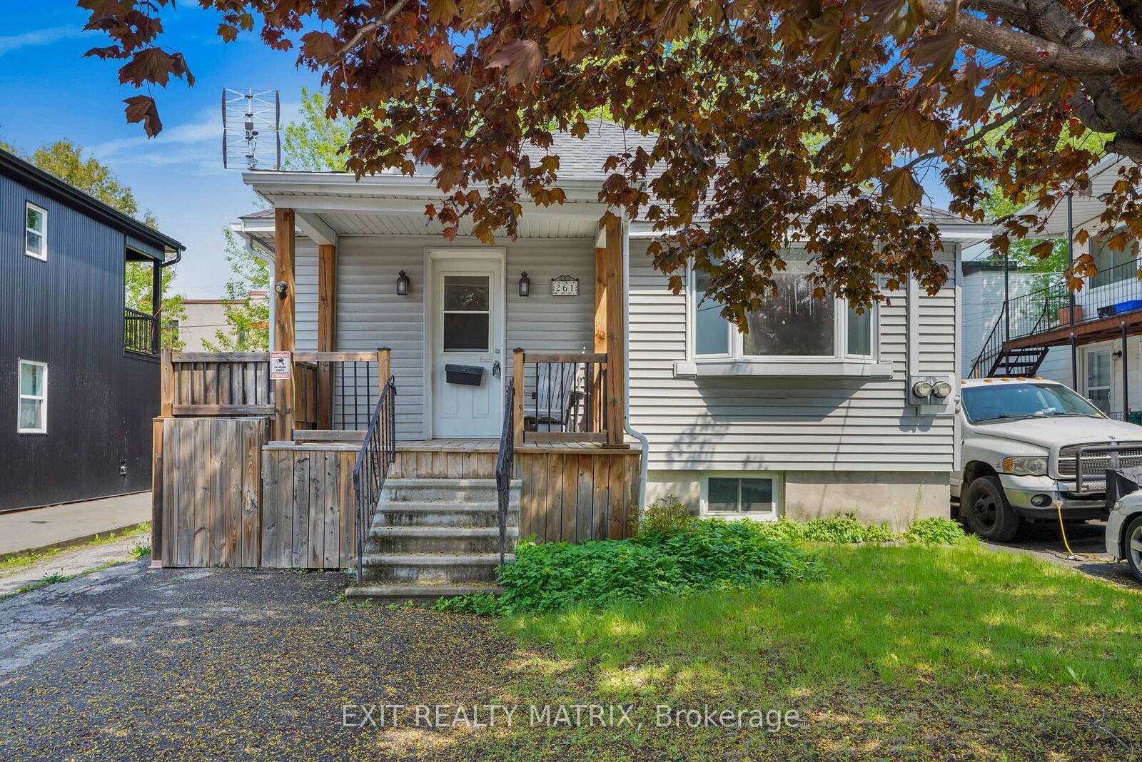 Property Photo: 261 Montfort Street ON K1L 5P1