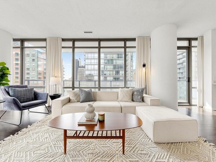 Property Photo: 832 Bay Street 905 ON M5S 1Z6