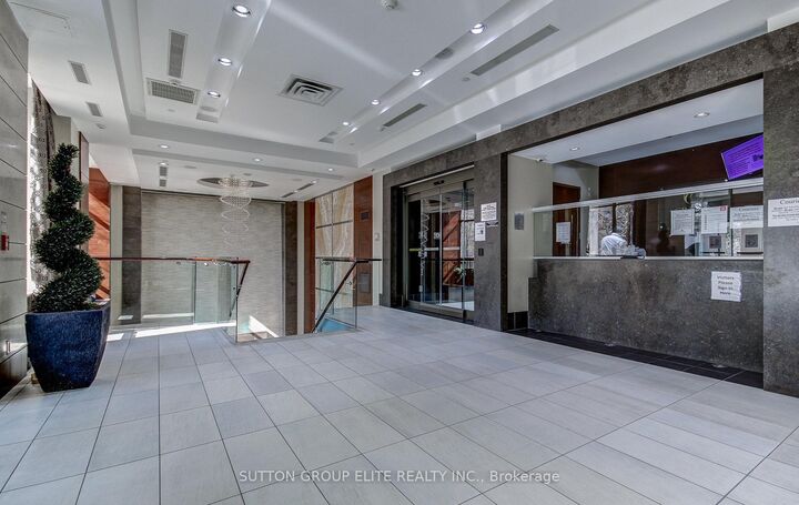 Property Photo:  310 Burnhamthorpe Road W 1511  ON L5B 3Y5 