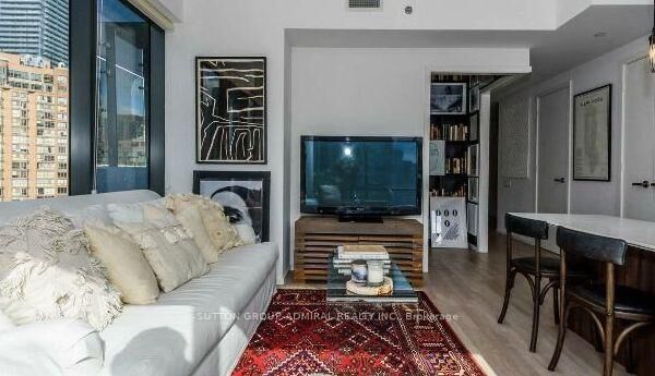 Property Photo: 5 St Joseph Street 1605 ON M4Y 0B6