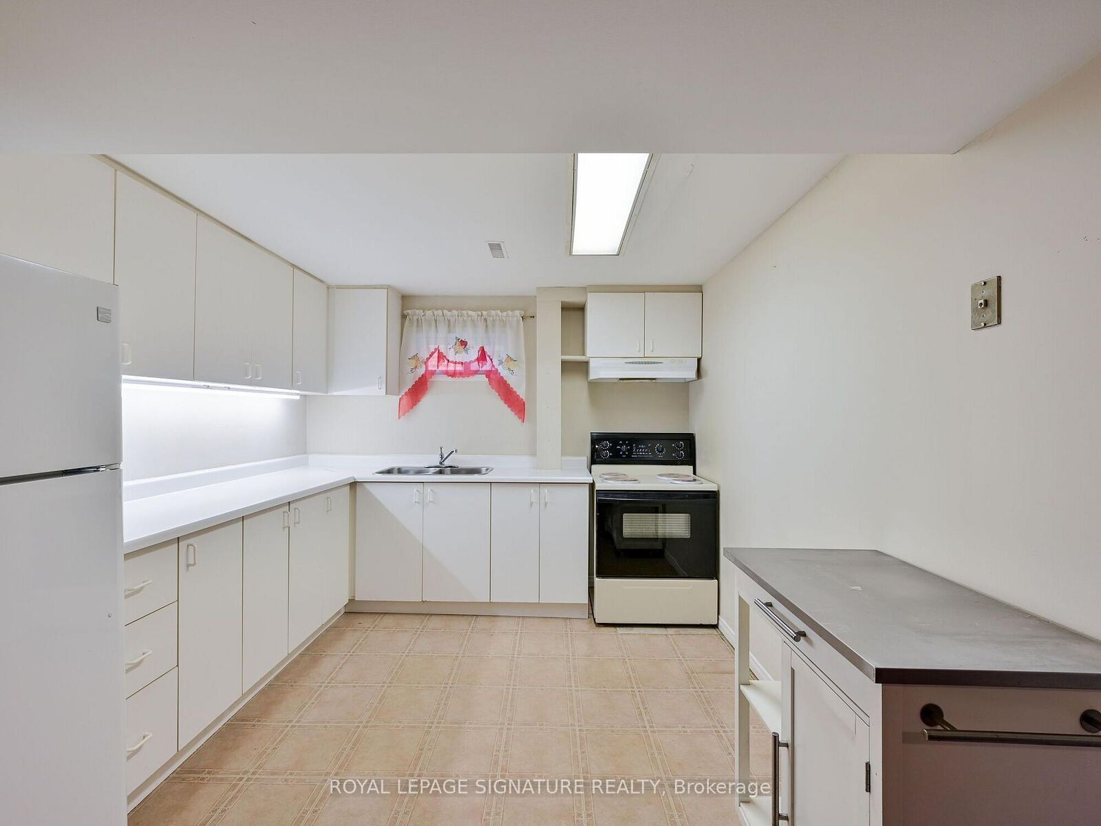 Property Photo: 556 Farwell Crescent Lower ON L5R 2A6
