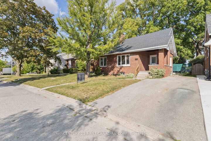 122 Windsor Crescent — photo 1