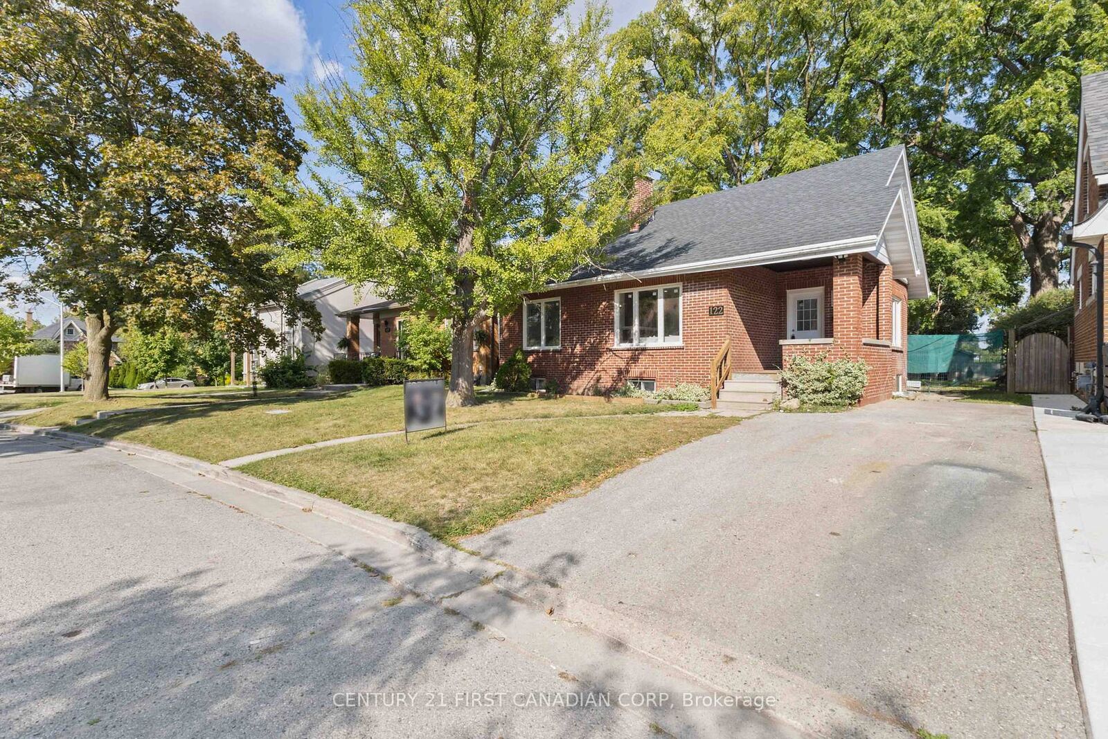 Property Photo: 122 Windsor Crescent ON N6C 1V8