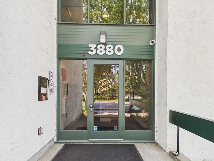Property Photo: 3880 Shelbourne St #302 BC V8P 4H7