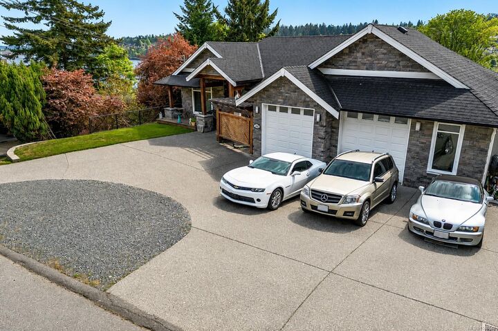 Property Photo: 1460 Sherwood Dr BC V9T 1G7