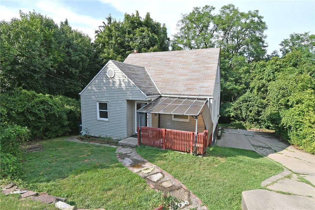 Property Photo:  95 Long Dr  PA 15241 