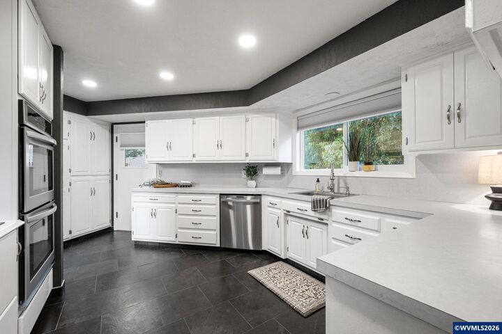 Property Photo: 712 Mimosa St S OR 97302