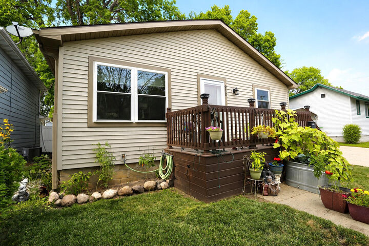 Property Photo: 910 SW 4th Avenue SD 57401