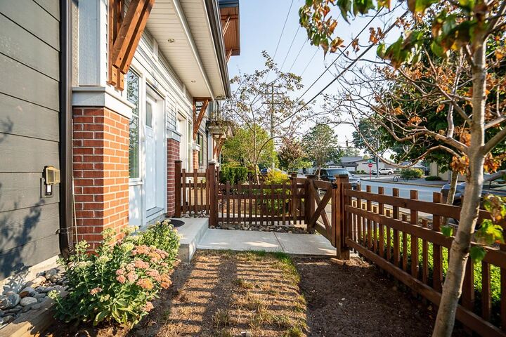 Property Photo: 22128 48A Avenue 8 BC V3A 0L6