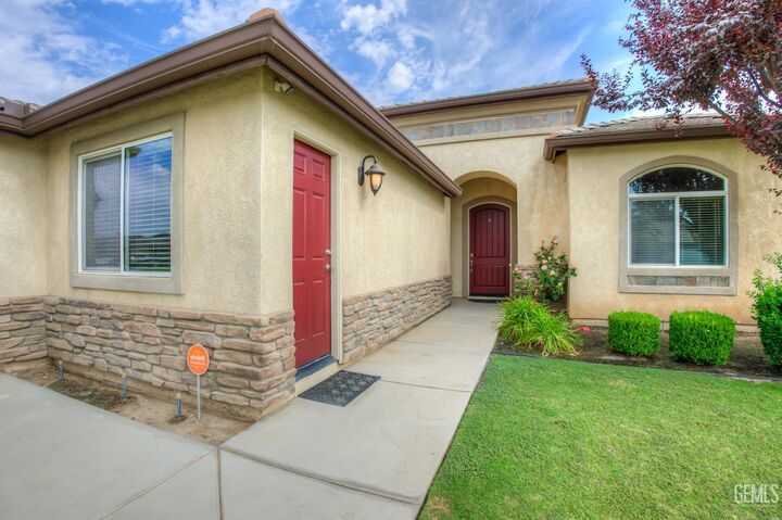 Property Photo:  9500 Meadow Falls Drive  CA 93311 
