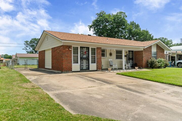 Property Photo:  1307 S Dakota St  AR 71601 