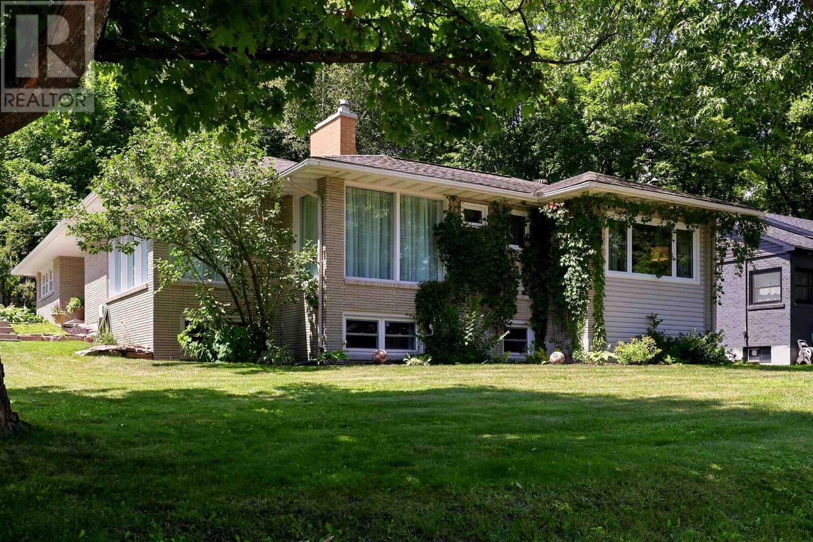 Property Photo:  10 Thorneloe Cres  ON P6A 4J3 