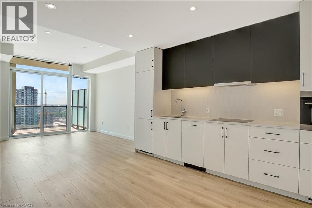 Property Photo:  741 King Street West 1806  ON N2G 0E9 