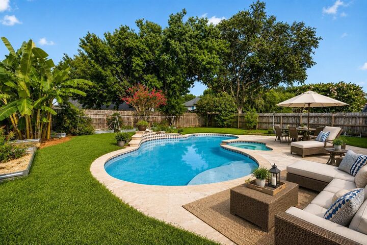 Property Photo:  827 N Wellsford Drive  TX 77584 