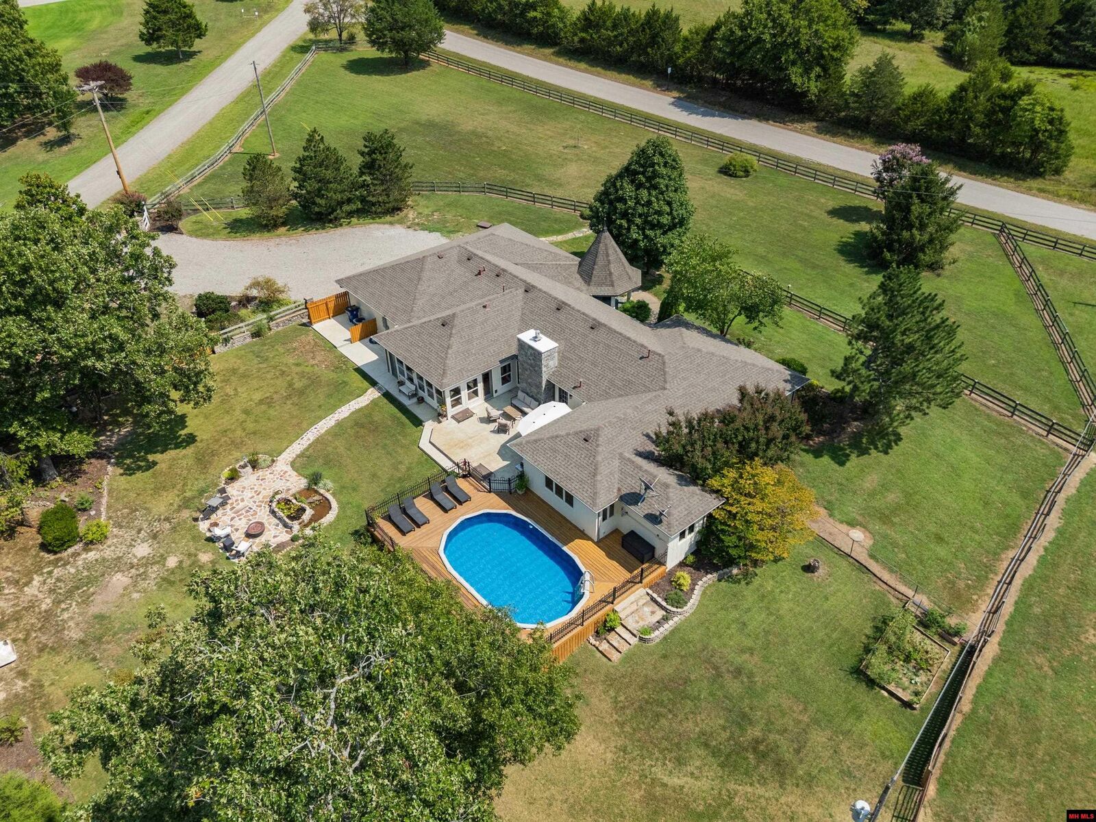 Property Photo: 56 Cr 1085 AR 72653