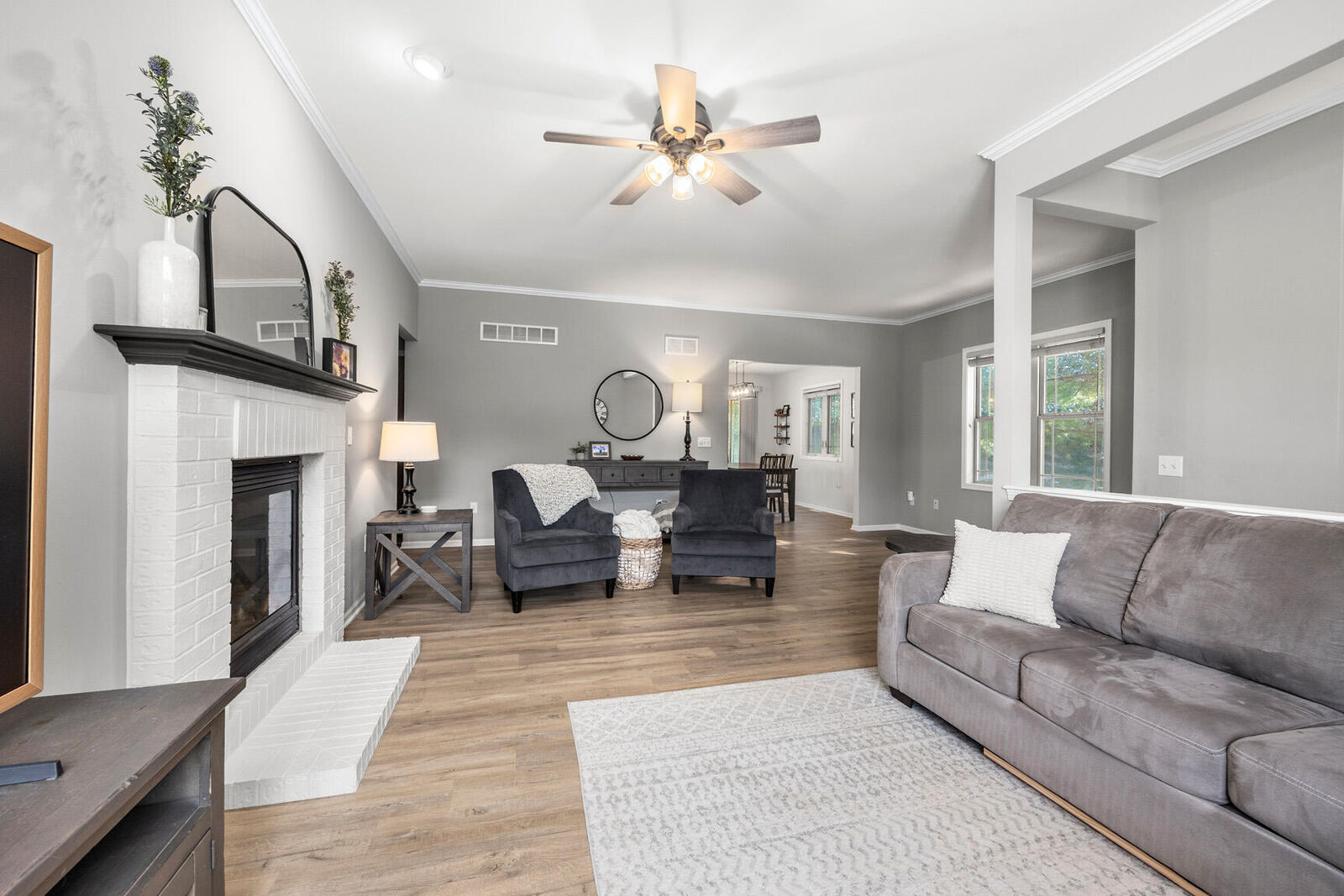 Property Photo:  1330 Oak Tree Ct  WI 53086 