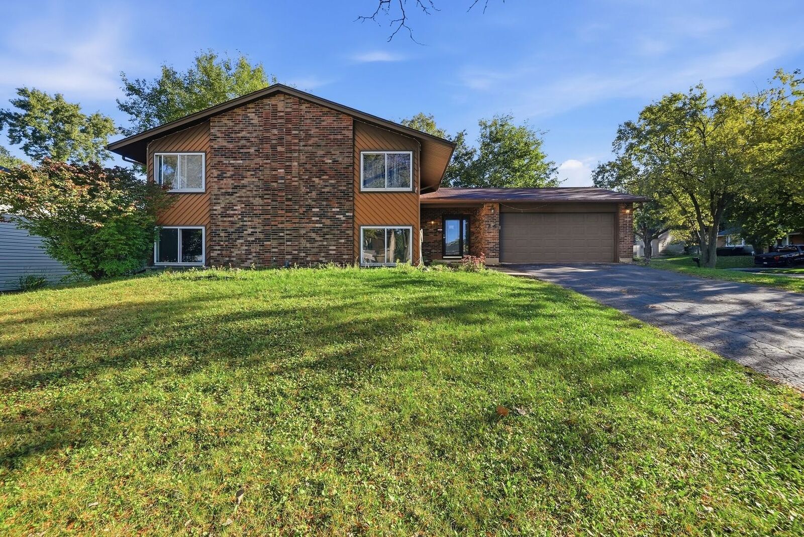 Property Photo: 714 Dorchester Drive IL 60440