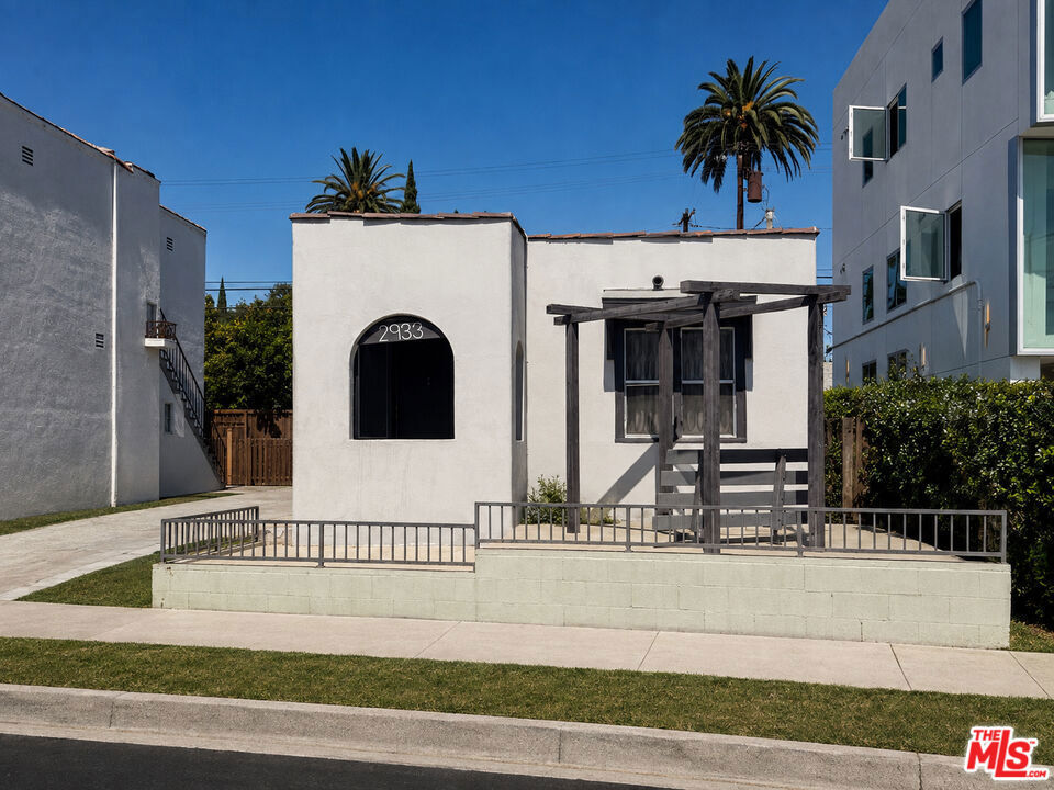 Property Photo:  2933 S La Brea Avenue  CA 90016 