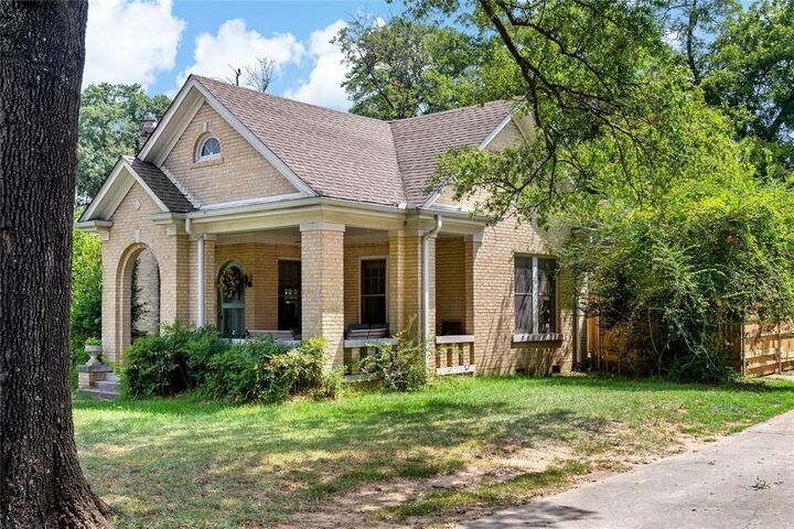 Property Photo: 610 Fitzhugh TX 75460