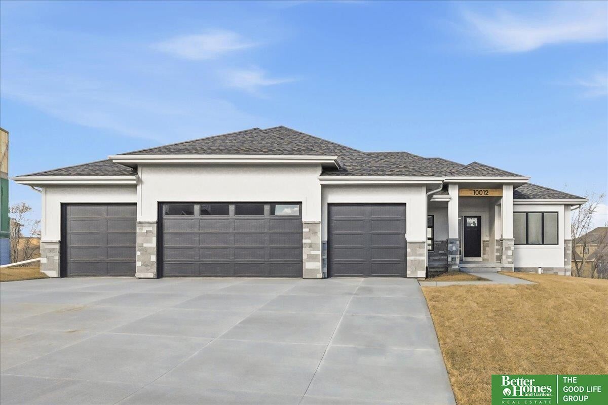 Property Photo:  5702 N 213th Avenue  NE 68022 