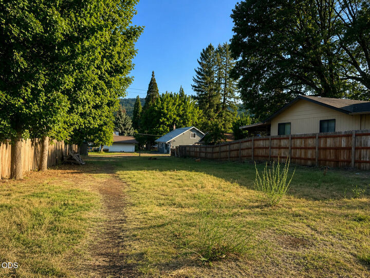 Property Photo:  326 Fee Street  OR 97522 