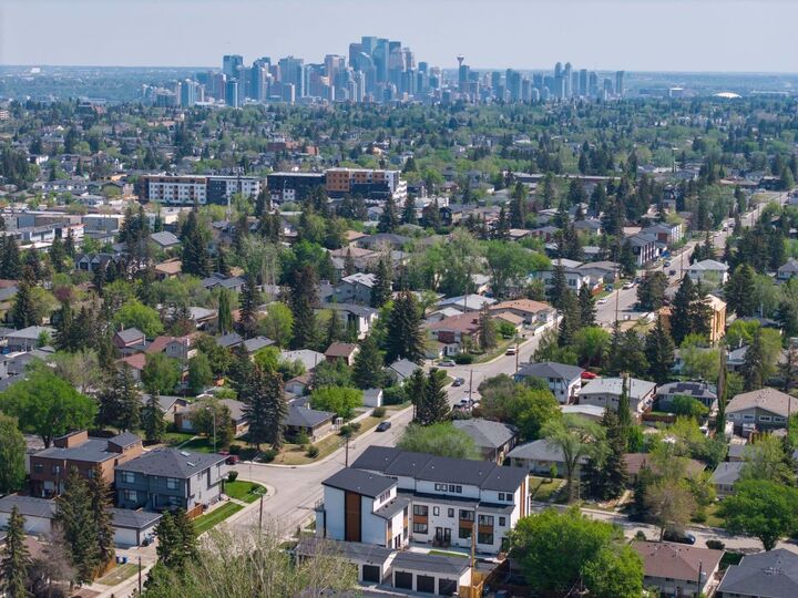 Property Photo:  4307 30 Avenue SW  AB T3E 0T5 