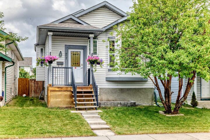 Property Photo: 27 Erin Meadow Crescent SE AB T2B 3L5
